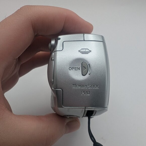 **SOLD** Sony Cyber Shot DSC-P73 Digital Camera - 4.1MP 3x Optical Zoom Y2K - Picture 6 of 14